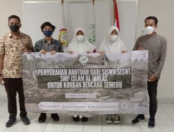 SMP Islam Al Ikhlas Cipete South Jakarta Distributes Semeru Victim Donation Through Klinik Zakat Indonesia-Yayasan Berkah