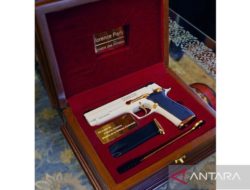 Subianto presents a pistol made by Pindad to France’s Defense Minister