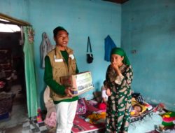 SMP Islam al Ikhlas Cipete and Klinik Zakat Indonesia Distribute Basic Need Packages to Victims Affected by Semeru