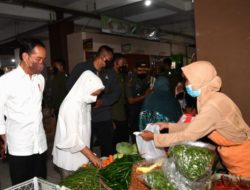 Central Java: President reviews cooking oil prices at Muntilan Market