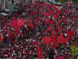 Thousands of Sri Lankans rally over government handling of crisis