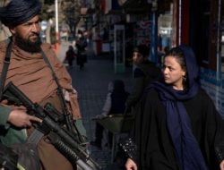 Aid agencies halt Afghan work after Taliban ban on female staff