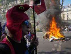 Protests in France as unions make last-ditch bid to resist higher retirement age