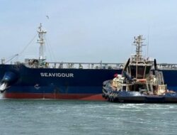 Tugboats tow stricken tanker in Suez Canal