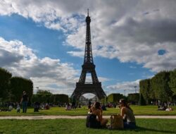 Security alert prompts Eiffel Tower evacuation